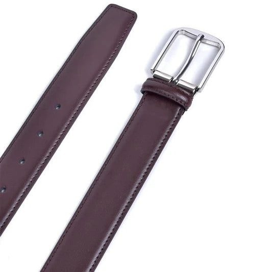 detalle del cinturon de piel marron con hebilla rectangular y punta en pico