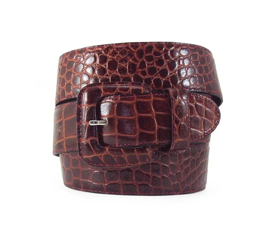 cinturon de piel marron con grabado coco vista frontal enrollado hebilla forrada
