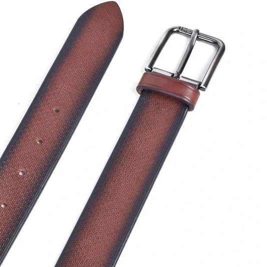 cinturon de piel marron con grabado geometrico vista superior plana con hebilla metalica