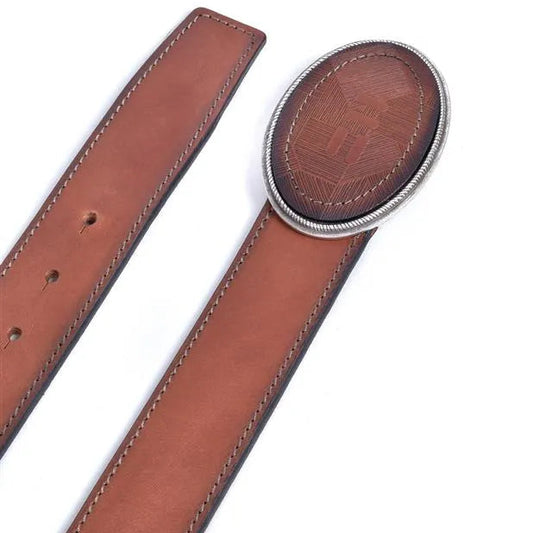 detalle de la hebilla oval de chapa forrada y de la punta del cinturon con costuras vistas