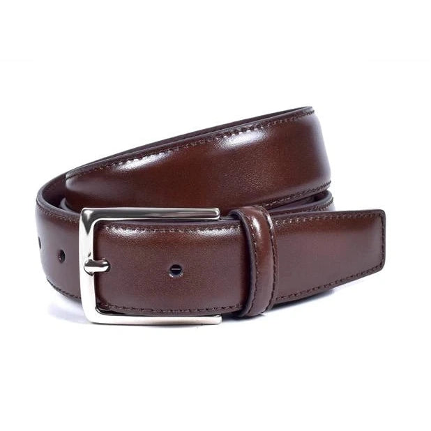 cinturon de piel marron liso enrollado con hebilla rectangular de niquel