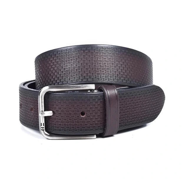 cinturon de piel marron oscuro con grabado geometrico enrollado y hebilla rectangular metalica
