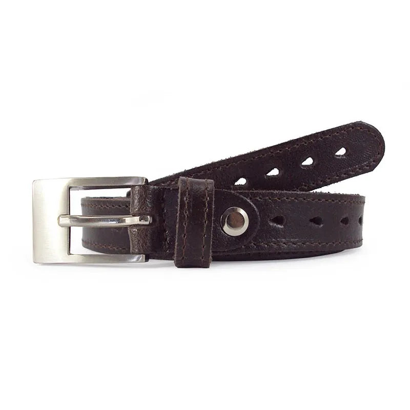 cinturón marrón oscuro de piel con perforaciones decorativas y hebilla metálica plateada vista frontal