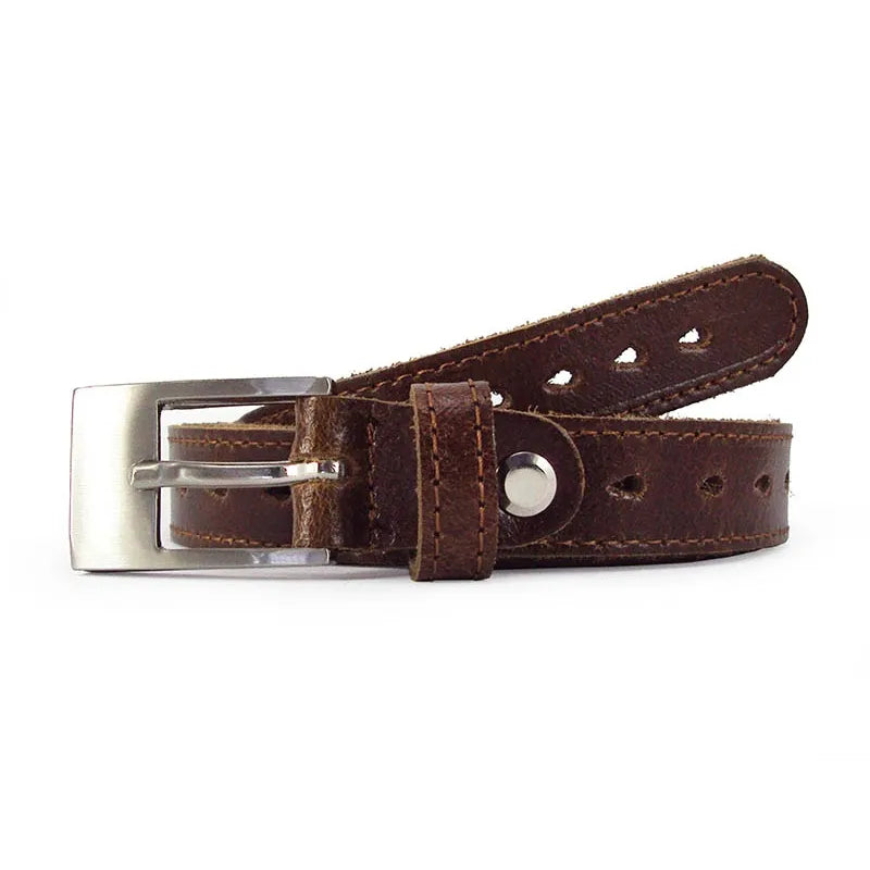 cinturón marrón de piel con diseño picado decorativo y hebilla metálica plateada vista frontal