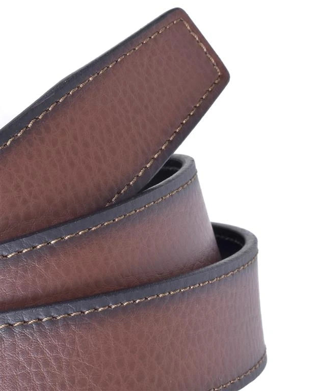 detalle cercano de la tira marron con textura difuminada y pespuntes a contraste