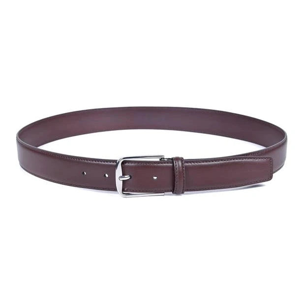 cinturon de piel marron extendido en circulo con hebilla plateada vista general