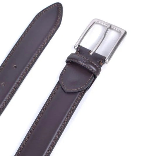 vista superior del cinturon de piel marron con hebilla niquel pasador y punta lanceada