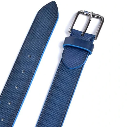 detalle de hebilla niquel negro y pasador de piel azul con textura micrograbada