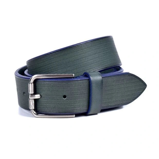 cinturon de piel verde con micrograbado y bordes azules visto enrollado