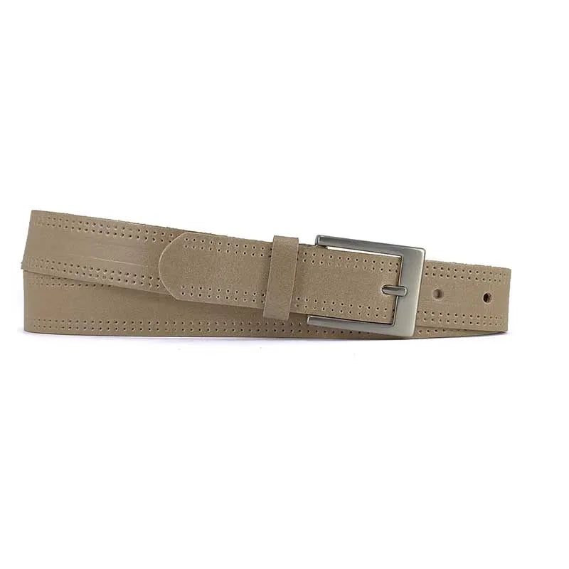 cinturon de piel microperforado color beige con hebilla rectangular metal vista enrollado