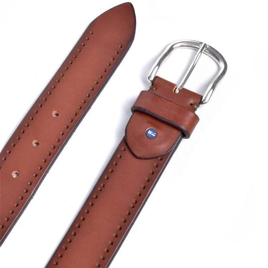 detalle de hebilla plateada pasador de piel y microperforado en tira color cuero