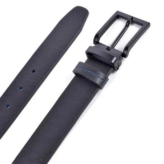 detalle de hebilla rectangular negra mate y punta del cinturon de piel negro 35 mm