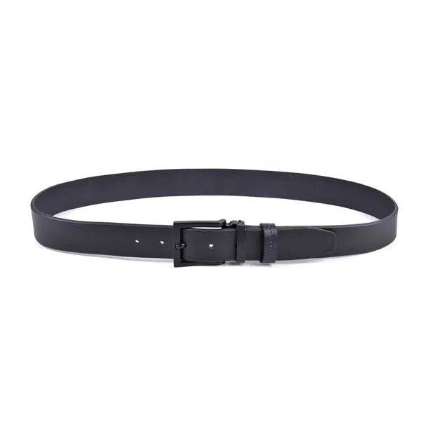 cinturon de piel negro 35 mm con hebilla negra mate en vista frontal con pasador azul