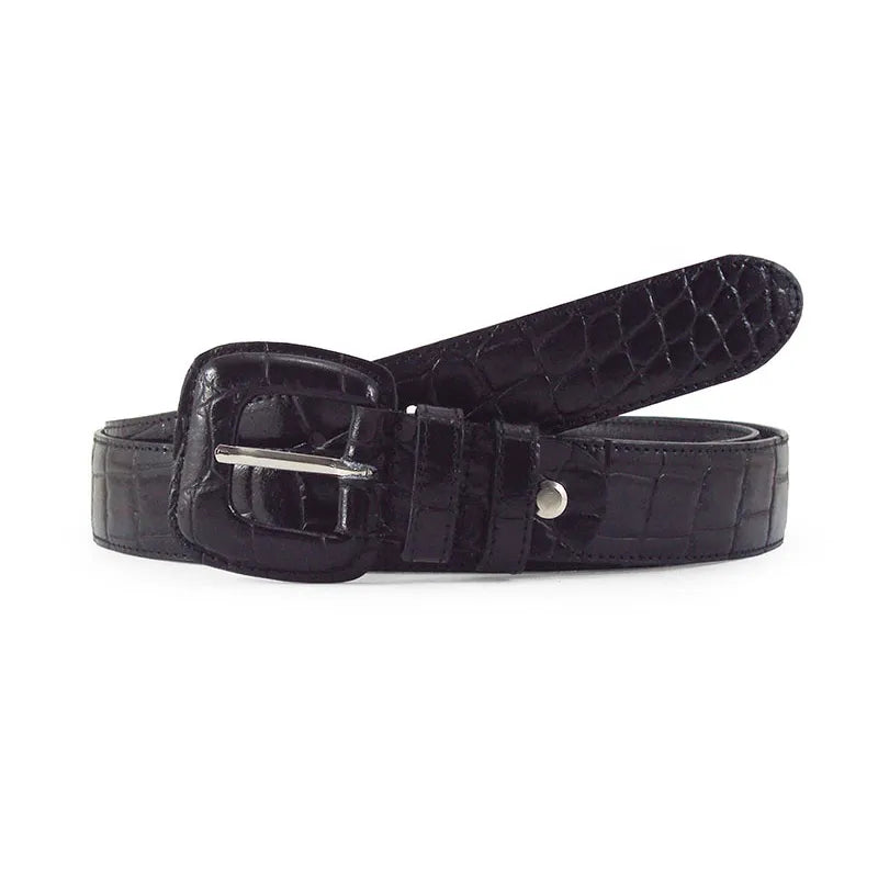 cinturón negro de piel grabada con textura de cocodrilo y hebilla forrada vista frontal