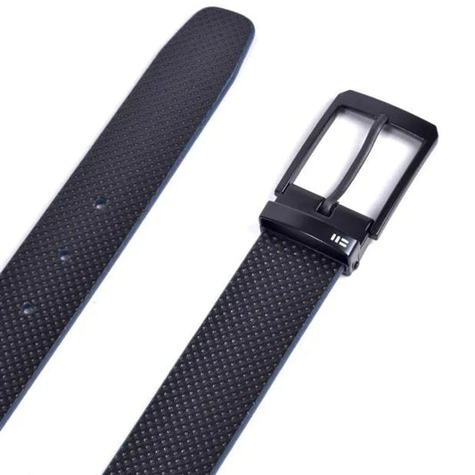 cinturon de piel negro grabado con hebilla negro mate vista superior y detalle de hebilla