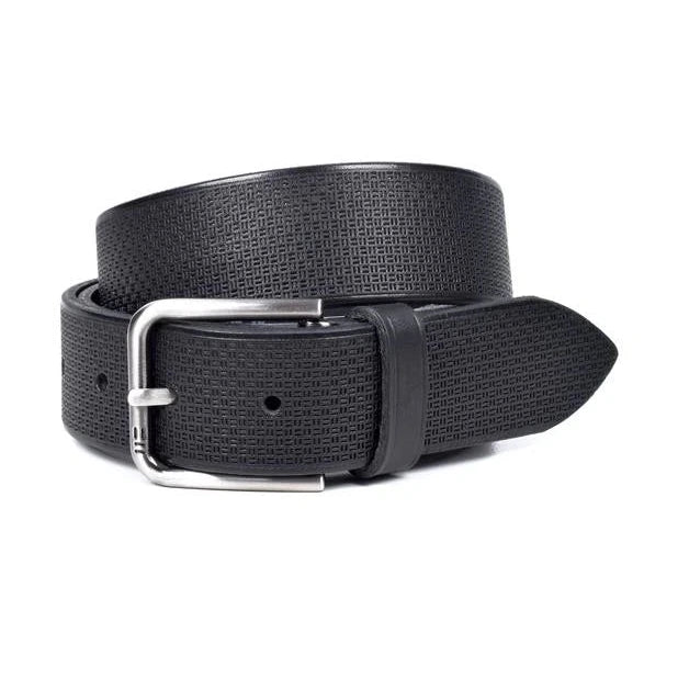 cinturon de piel negro con grabado geometrico enrollado y hebilla rectangular metalica