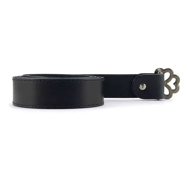 cinturon de piel negro vista lateral con hebilla trebol