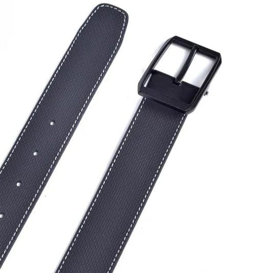 vista superior de cinturon de piel negro micrograno con hebilla negro mate