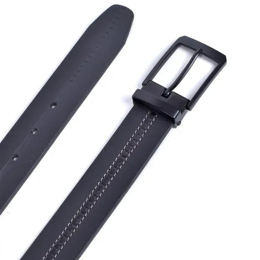 vista superior de cinturon de piel negro con pespunte central y hebilla negro mate