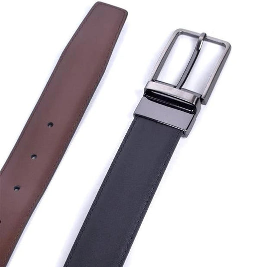 detalle superior del cinturon mostrando hebilla rectangular niquel negro y cara interior marron