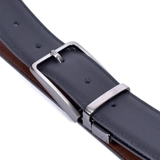 detalle de hebilla y pasador en niquel negro sobre piel negra con pespuntes