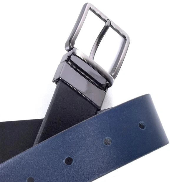 detalle de hebilla niquel negro y reverso azul del cinturon