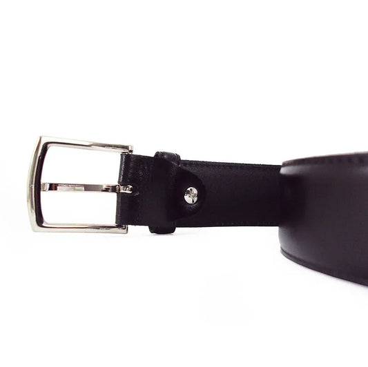 detalle de hebilla satinada con tornillo en cinturon de piel negro con pespunte