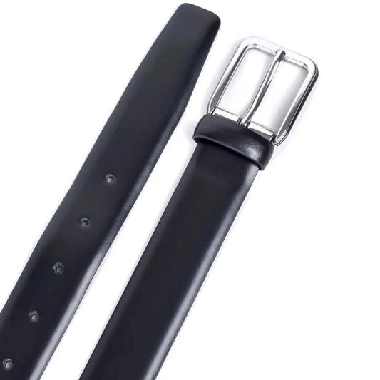 cinturon negro vista superior de correa lisa sin pespuntes y hebilla niquel brillo