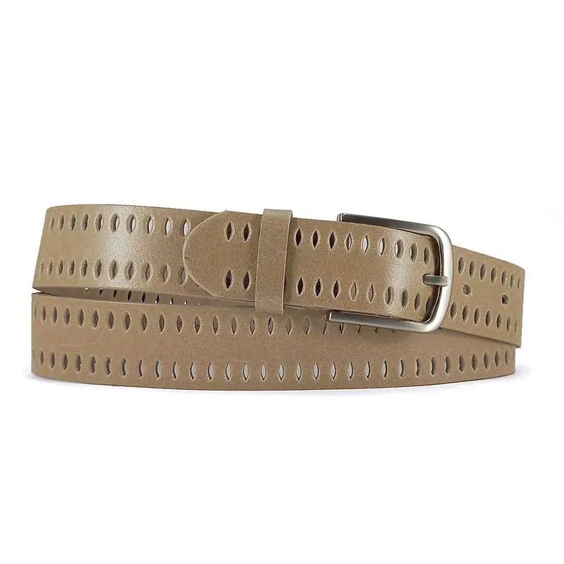 cinturon de piel perforado color beige con hebilla metal vista enrollado