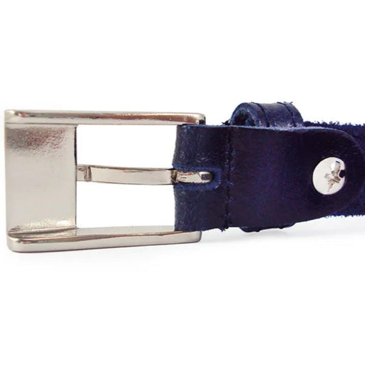 detalle de la hebilla metálica rectangular del cinturón de piel azul con costura visible