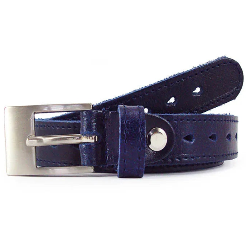 cinturón de piel azul con diseño troquelado enrollado y hebilla metálica brillante
