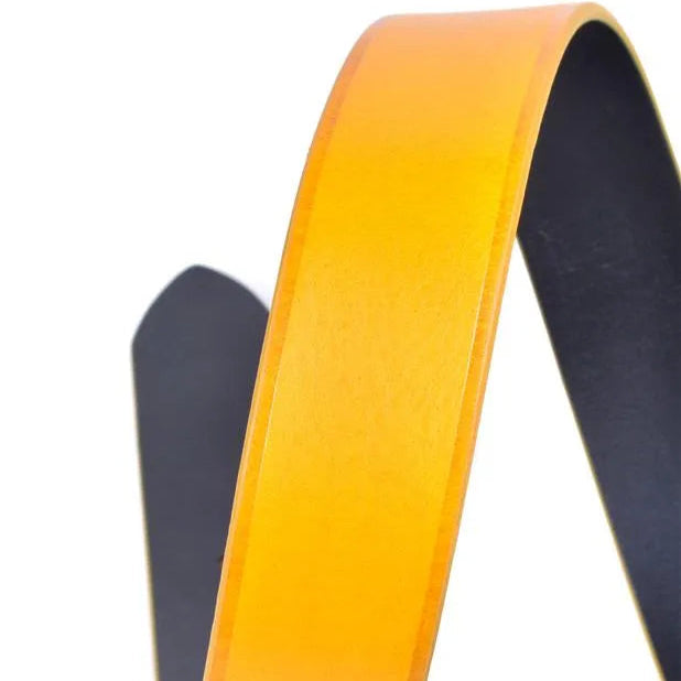 detalle de hebilla niquel en cinturon de piel reversible amarillo