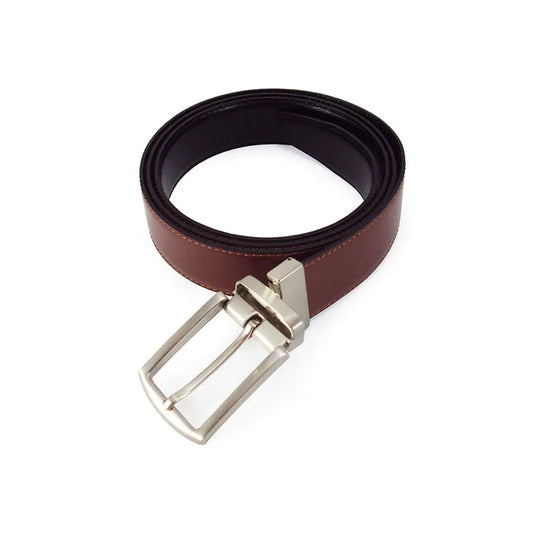 cinturón reversible color cuero enrollado mostrando hebilla metálica niquelada