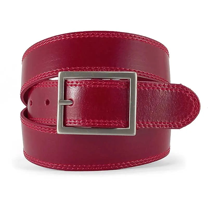 cinturon de piel rojo enrollado vista frontal con hebilla cuadrada niquelada