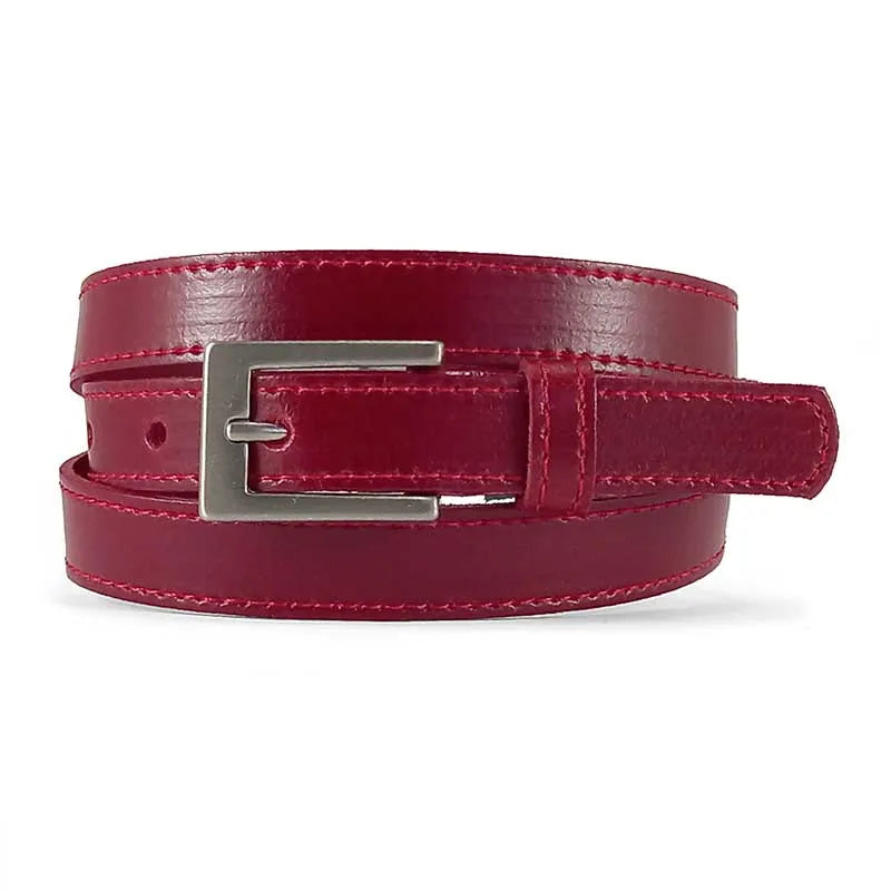 cinturon de piel rojo estrecho enrollado con hebilla rectangular niquelada vista frontal