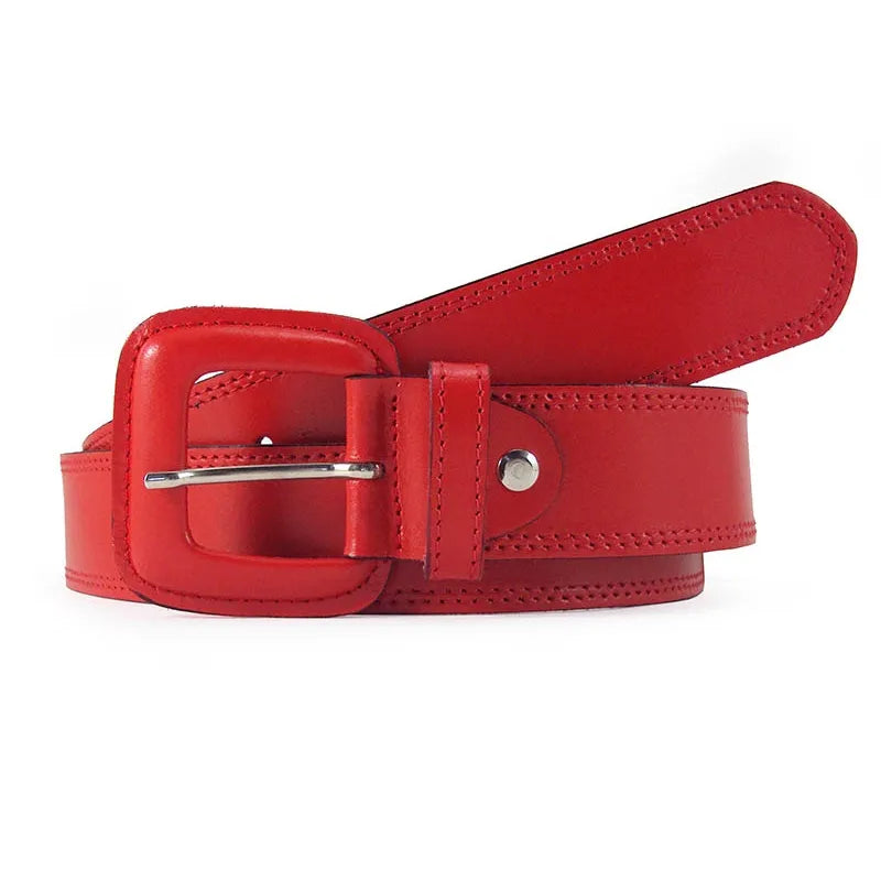 cinturón rojo de piel con hebilla forrada del mismo color y costuras finas vista frontal