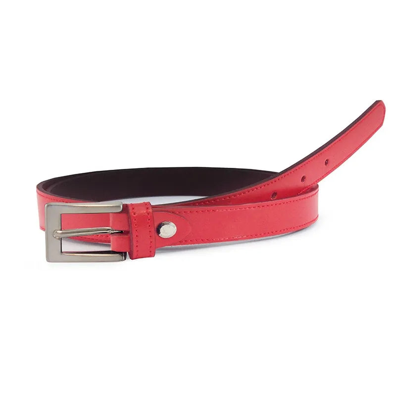 cinturón rojo de piel con pespuntes finos y hebilla metálica plateada vista frontal