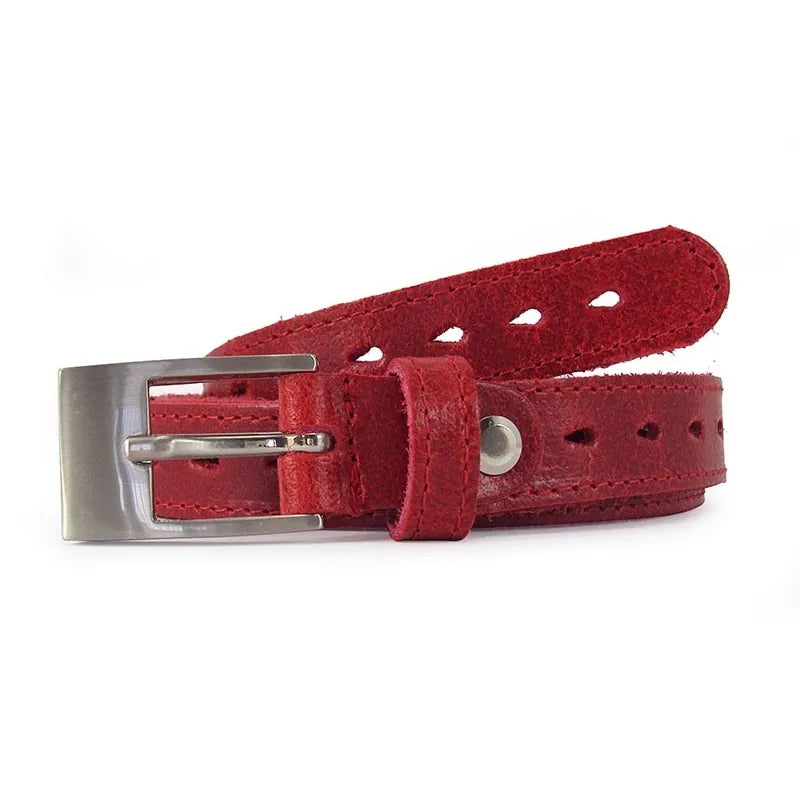 cinturón rojo de piel con patrón picado y hebilla metálica plateada vista frontal