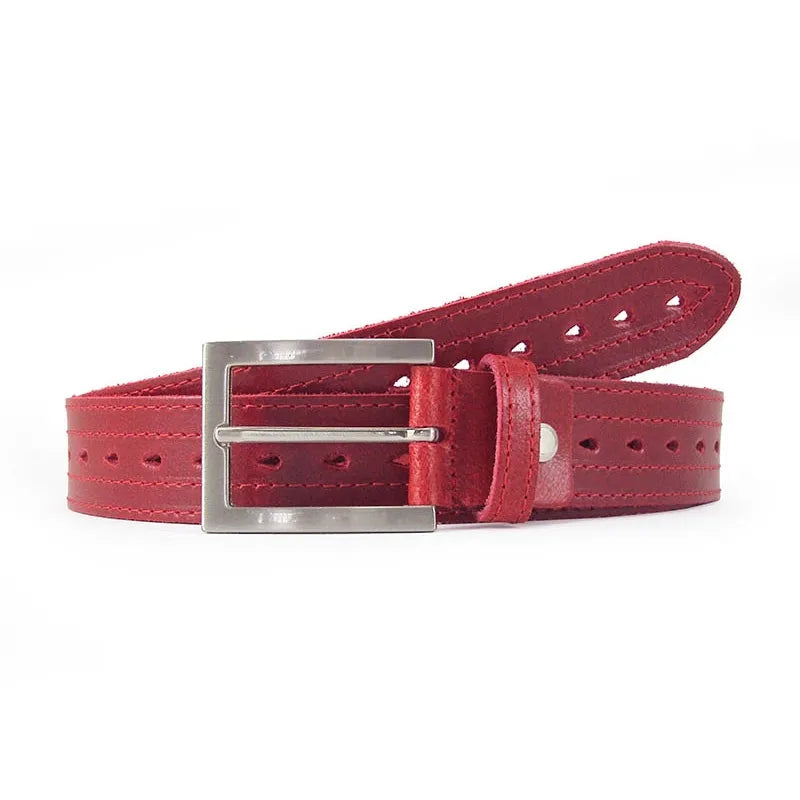 cinturón rojo de piel con diseño picado decorativo y hebilla metálica plateada vista frontal