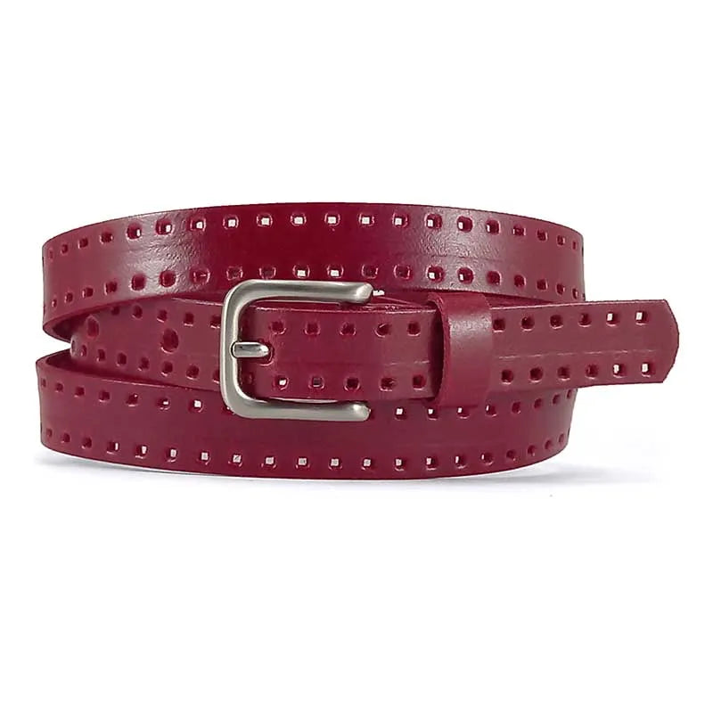 cinturon de piel rojo troquelado enrollado con hebilla metalica vista frontal