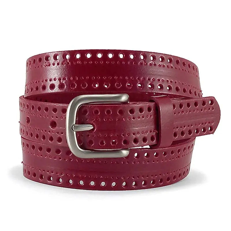 cinturón de piel rojo troquelado enrollado con hebilla curva metálica vista frontal