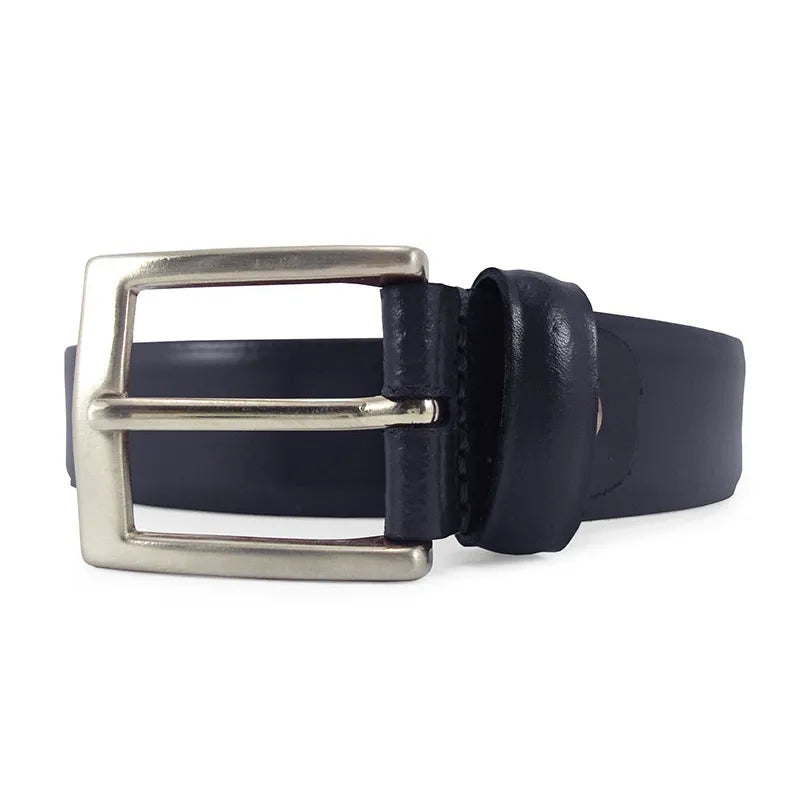 vista frontal de hebilla rectangular niquel en cinturon de piel tubular azul marino