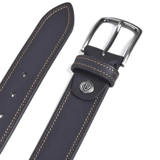 detalle de la hebilla de espiga con presilla cosida y boton identificador con logotipo