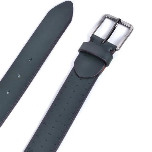 detalle de pala con calado lineal y bloque texturizado cinturon piel verde