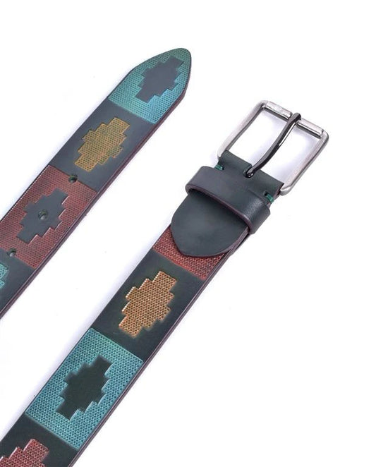 detalle de hebilla níquel negro y pasador con tira de piel verde con motivos pampa