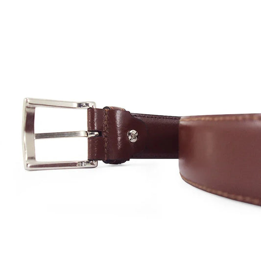 detalle lateral de hebilla niquel y costura en cinturon de piel marron