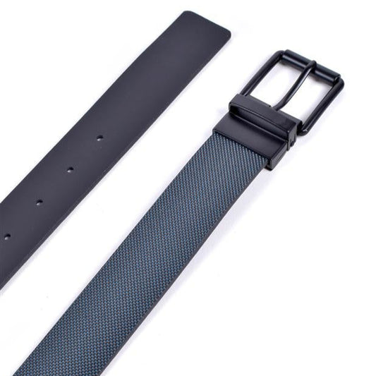 detalle de hebilla negra mate y tira azul micrograbada del cinturon reversible