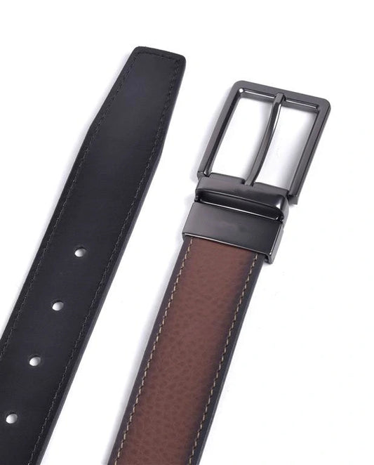 vista superior del cinturon reversible mostrando lado marron y negro con hebilla rectangular rutenio