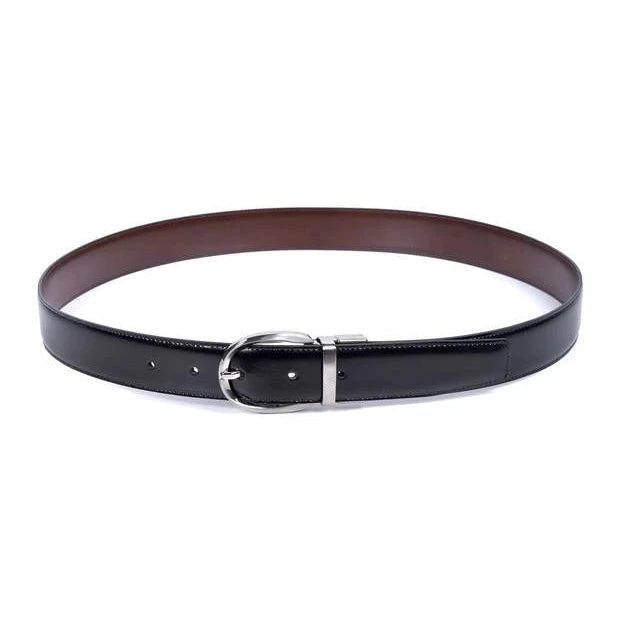 cinturon reversible negro extendido en circulo con interior marron y hebilla oval de niquel