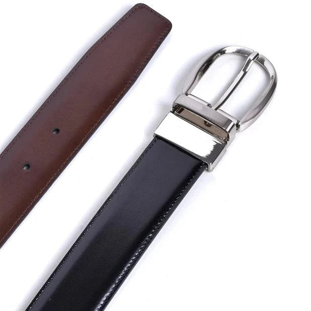 vista superior del cinturon reversible mostrando lado negro y marron con hebilla de niquel